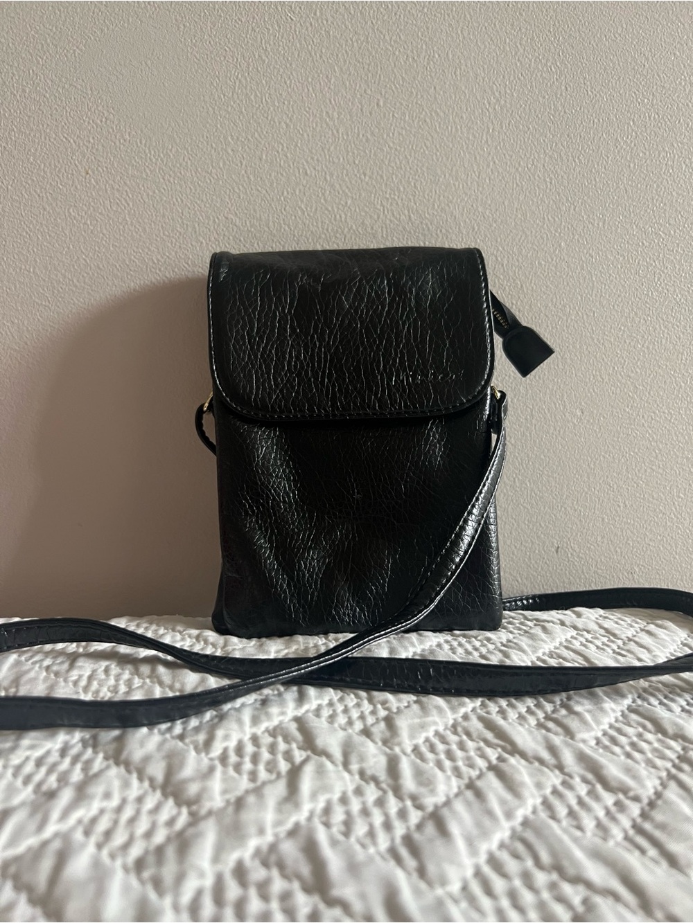 MiniCat Compact Black Crossbody Phone Bag - Sleek Everyday Shoulder Bag